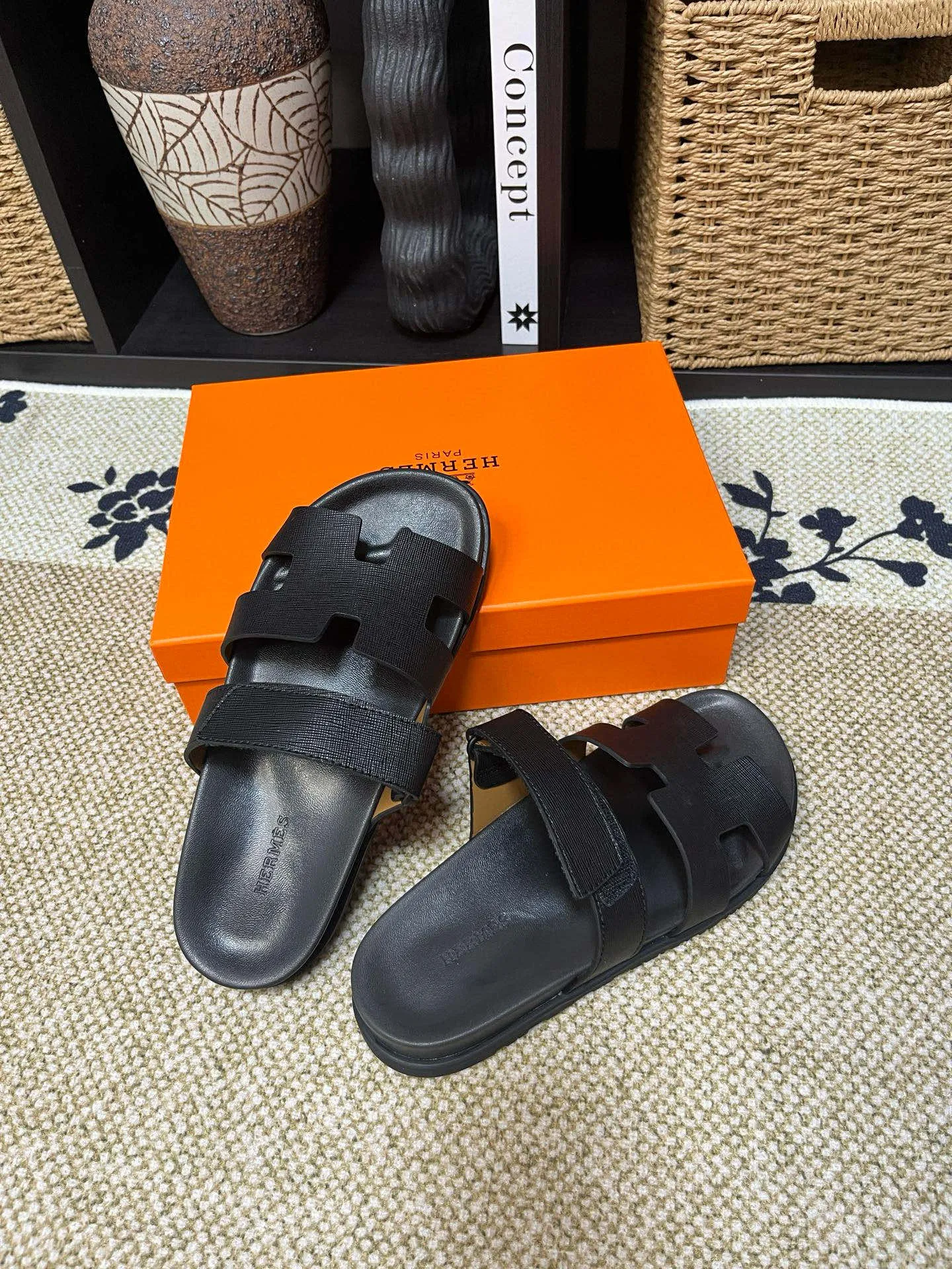 P300 Long-term stock Hermes men’s Kazimir slippers for couples - top quality woven calfskin functional sandals with intertwined uppers inspired by the “H” iconic pattern to create a casual look, perfect for summer. Imported cowhide + cowhide lining + TUP outsole Size: 35-46